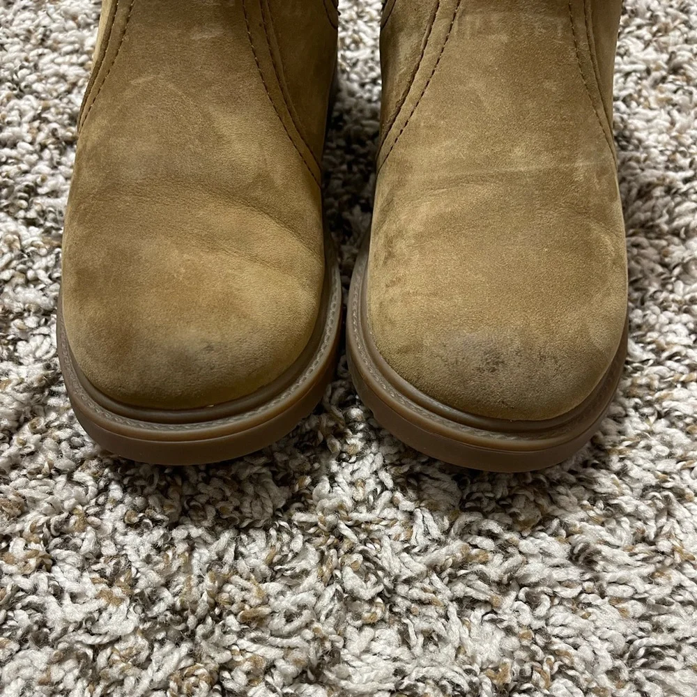 Boys UGG Boots - Picture 5 of 8